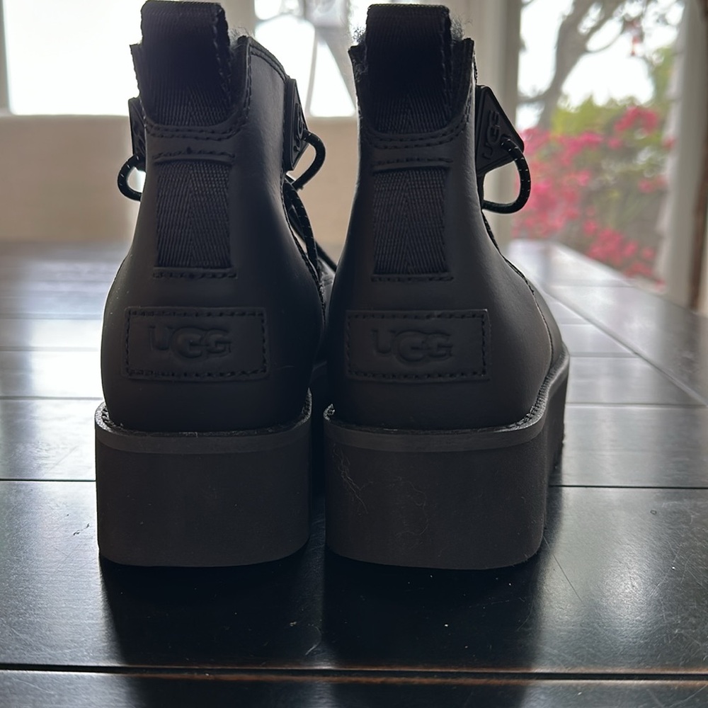 UGGS - Picture 2 of 5